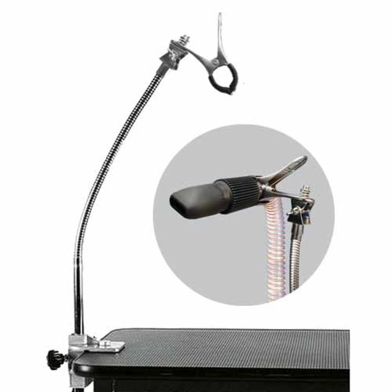 Hur hjälper en flexibel arm med klämma vid djurskötsel?